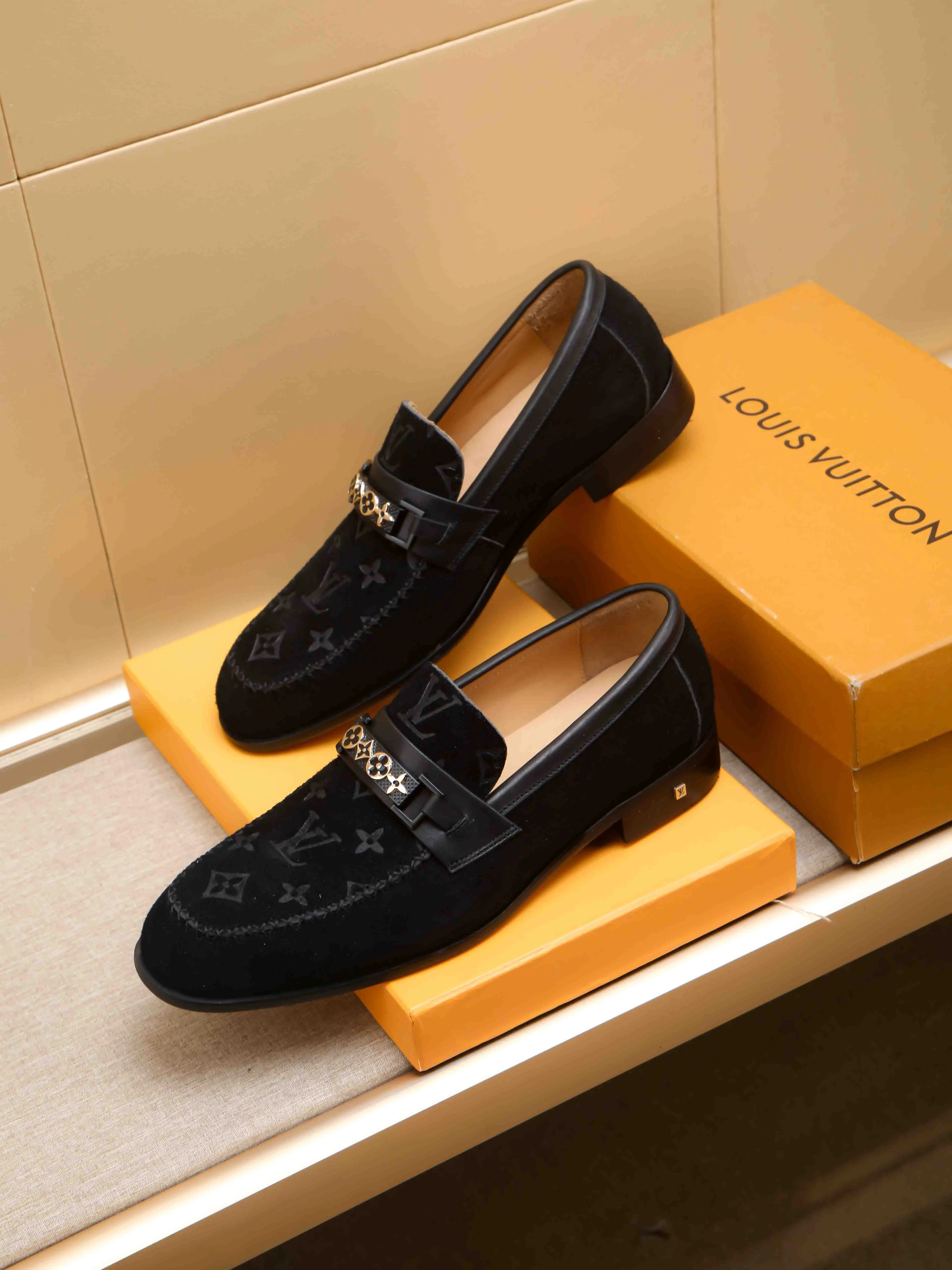 Men's shoes 💰 460 💰 Louis Vuitton LV ® 🆕 model 🔛Full shoe counter, first layer cowhide, 🐂leather lined casual shoes for men, super soft outsole, essential for driving. Counter synchronization, original first layer cowhide, completely 1:1 mold customization🌹top version, color optional! Number: 39-44 (customized at 38.45)